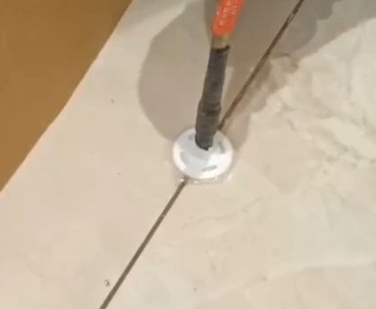 宝鸡市瓷砖空鼓维修公司专业解答瓷砖在铺贴过程中，如果没有涂抹均匀到位的粘结材料（如水泥砂浆或瓷砖胶），可能会导致以下问题